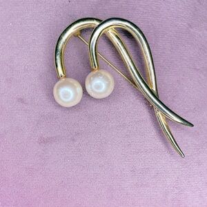 411. Vintage Goldtone and Plastic Pearl Brooch